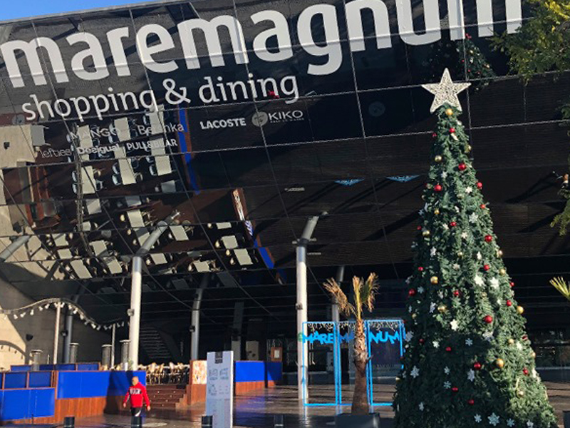 Maremagnum: Shopping nadalenc al costat del mar