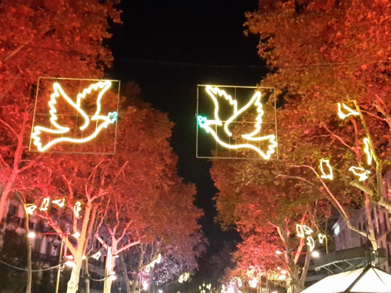 Llums de Nadal a La Rambla. Colom de la pau. Claret Serrahima