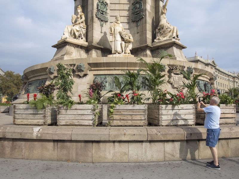  Turisme de Barcelona dona les flors i plantes de l’ornamentació del Mirador de Colom a entitats del barri  (1)