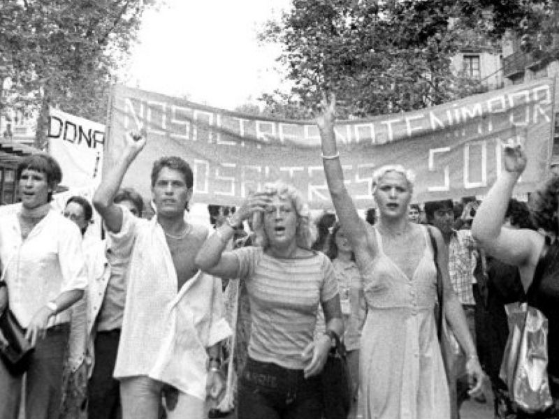 “Molt amor per fer”, una instal·lació commemora els 40 anys de la primera manifestació LGTBI a La Rambla (1)