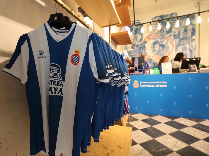 El RCD Espanyol obre una botiga efímera a La Rambla (9)