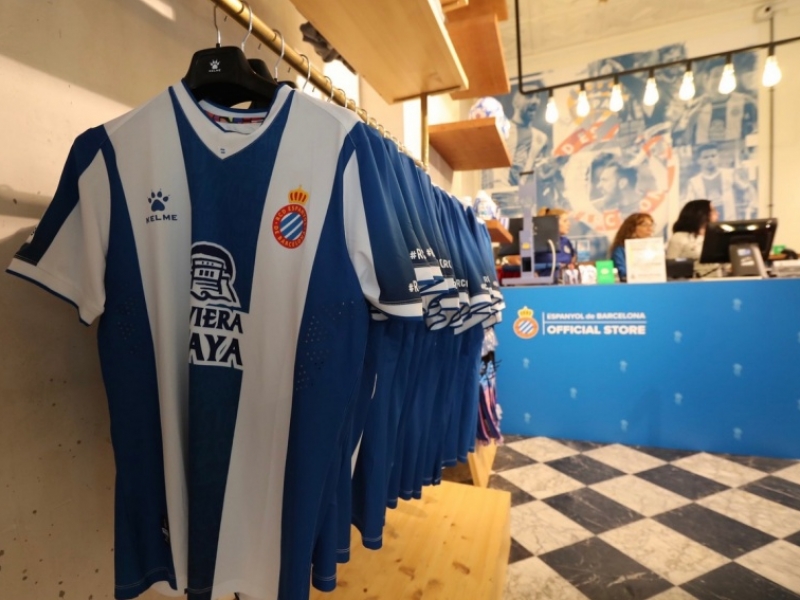 El RCD Espanyol de Barcelona obre la seva botiga oficial a La Rambla (1)