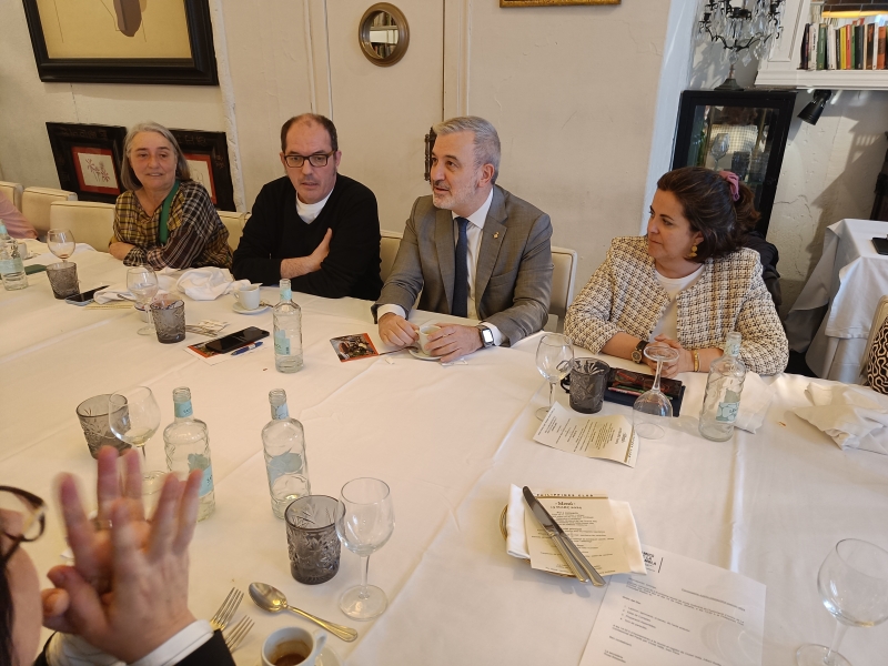 L'alcalde de Barcelona acompanya a la Junta presidida per Fermn Villar en la seva darrera reuni