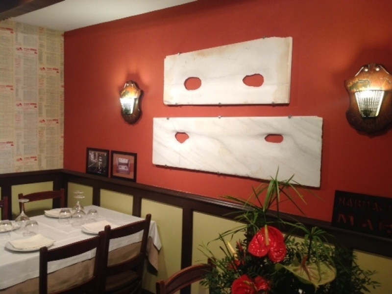 El Restaurant Amaya recupera dos marbres carregats d'història.