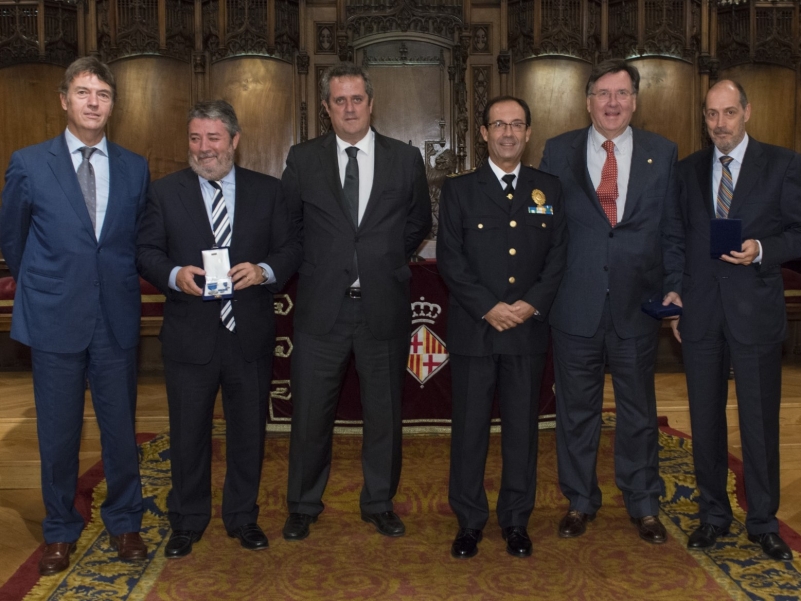 El president d'Amics de La Rambla rep la medalla al mèrit de la Guàrdia Urbana de Barcelona