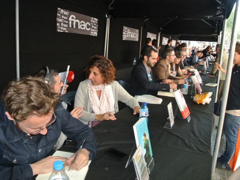 Signatura de llibres a La Rambla i a la Plaça de Catalunya