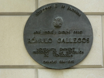Placa 'Aquí visqué  i escriví Rómulo Gallegos'
